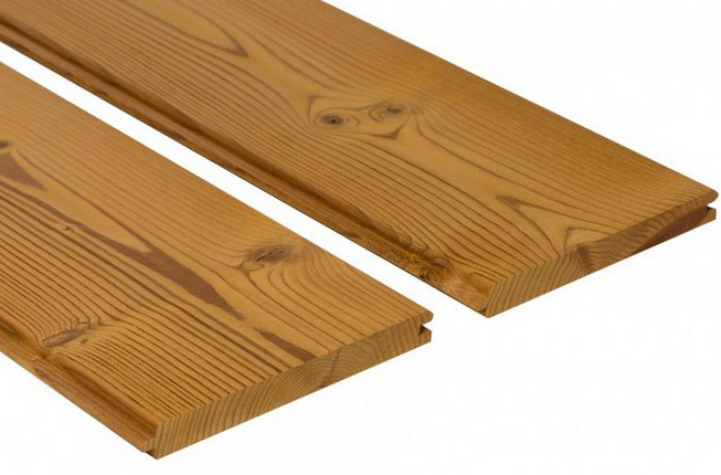 Profil C15 charakteryzuje się szczotkowaną powierzchnią, co uwidacznia usłojenie.