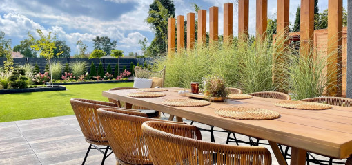 Jak funkcjonalnie zaaranżować przestrzeń wokół domu?