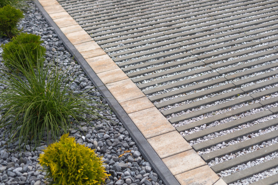 płytę Polbruk Ekotech, która zapewnia retencję wody do gruntu