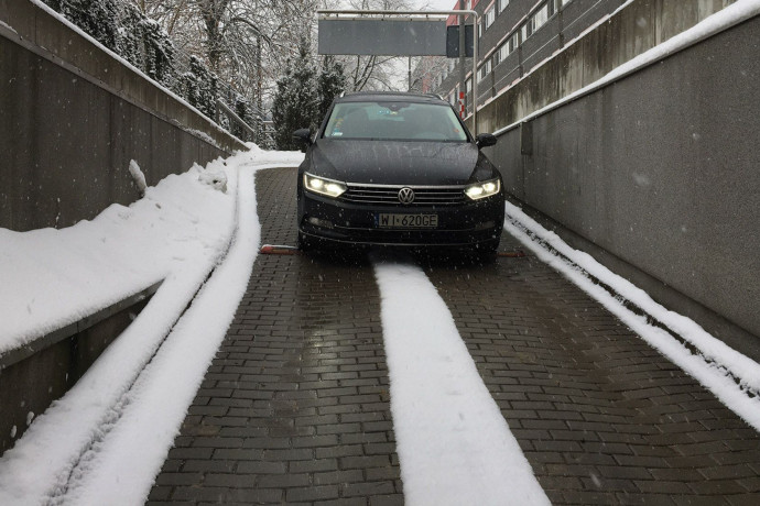 Jak działa system przeciwoblodzeniowy nawierzchni, dachów, rynien i rurociągów?