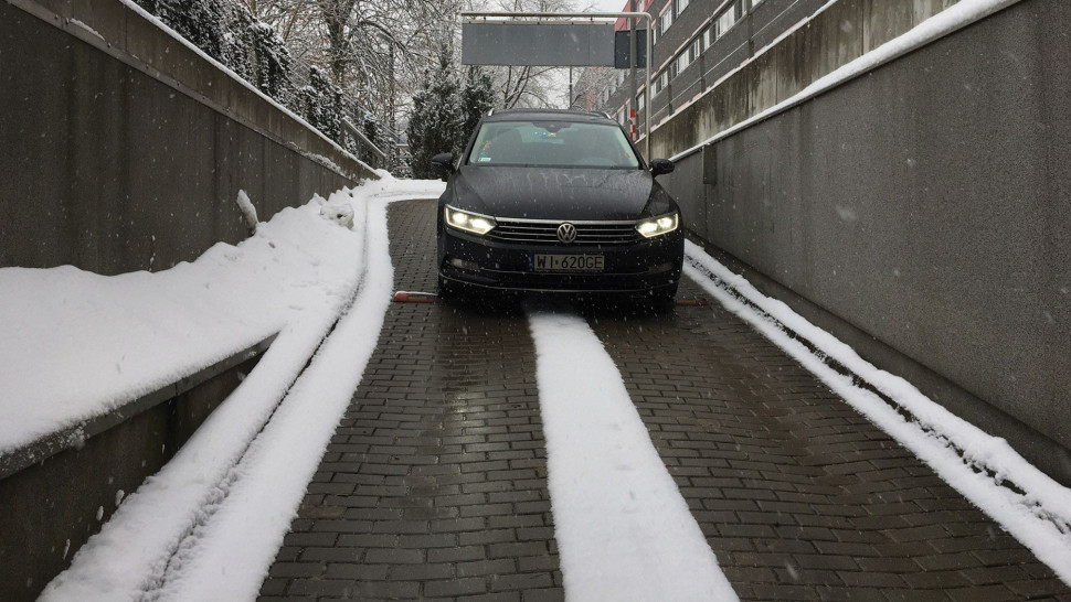 sposób na oblodzony, śliski zjazd do garażu