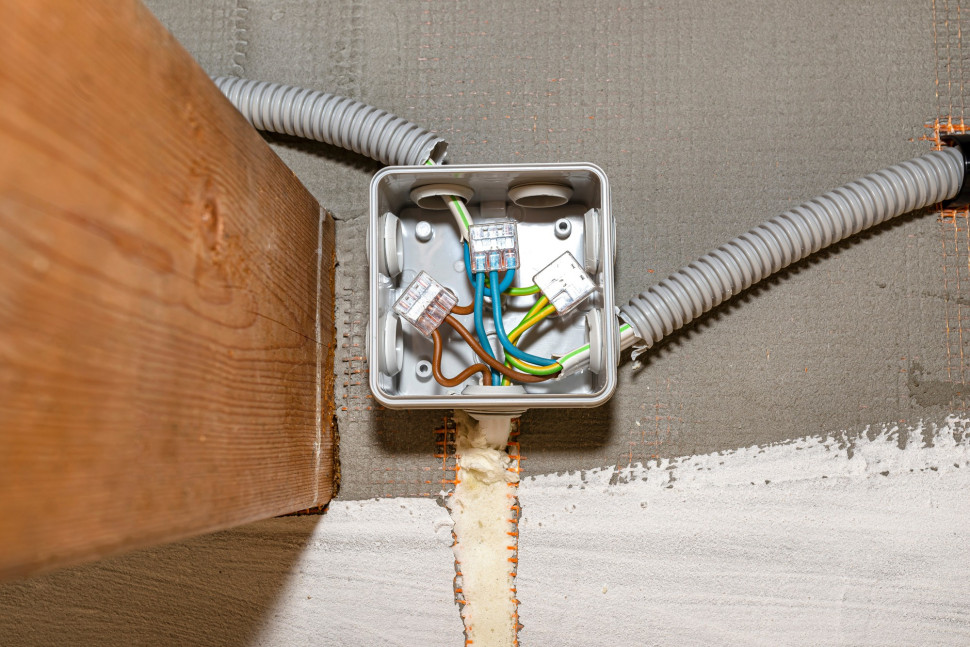 Wykonanie instalacji elektrycznej w wersji natynkowej jest często spotykane