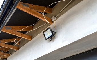 Jak zaplanować instalację elektryczną w garażu? Radzi elektryk