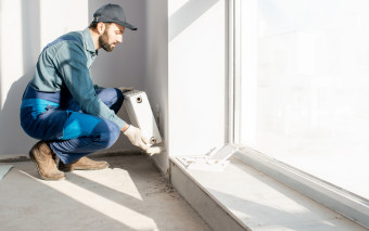 Oto idealna odległość grzejnika od parapetu i podłogi – 90% ludzi o tym nie wie!