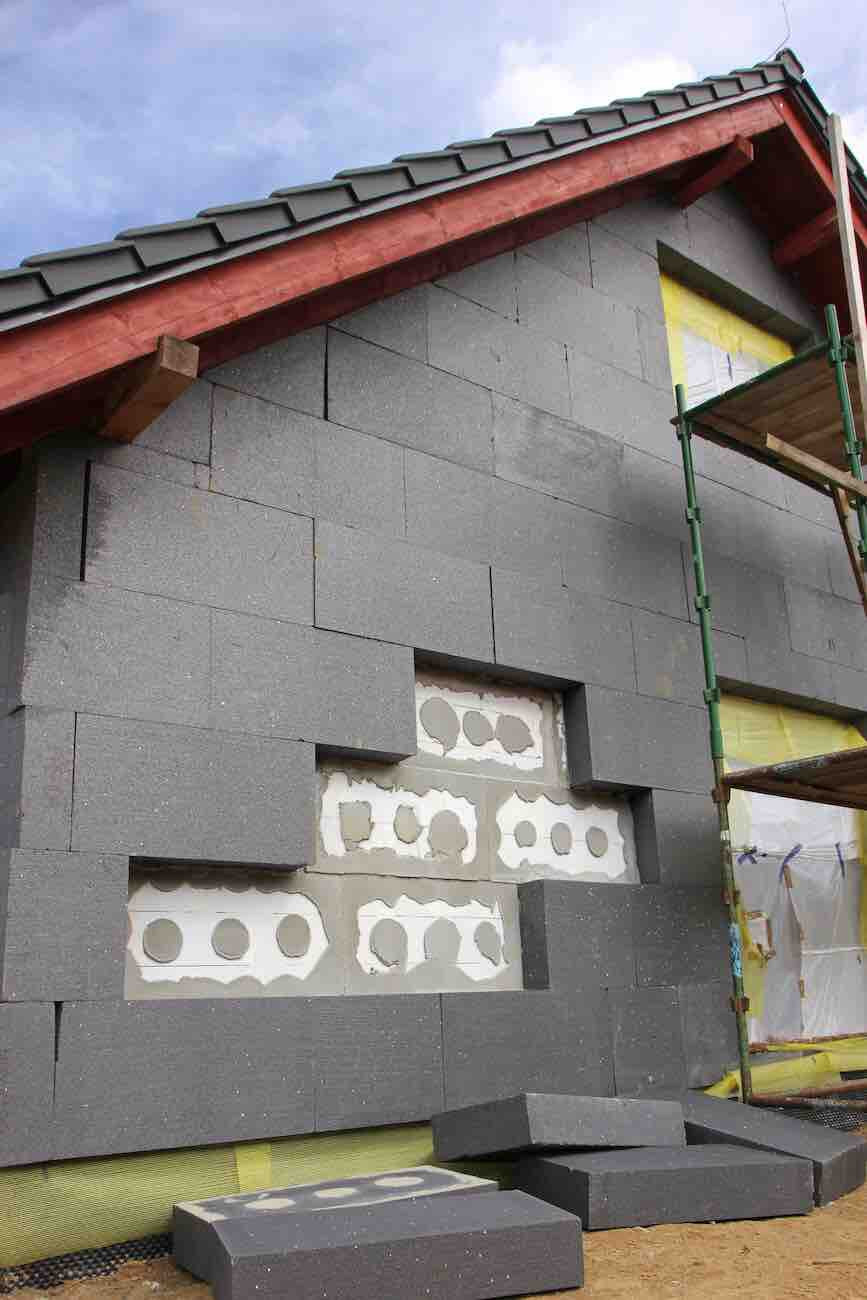 szary styropian odpada