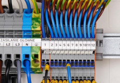 Praktyczne wskazówki dotyczące montażu złączek listwowych w domowych rozdzielnicach elektrycznych