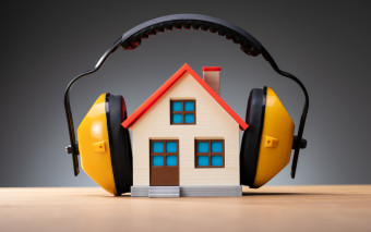 Jak wygłuszyć dźwięki zza ściany? Proste sposoby, które naprawdę działają