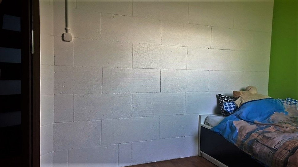 Pomalowana ściana wykonana z betonu komórkowego