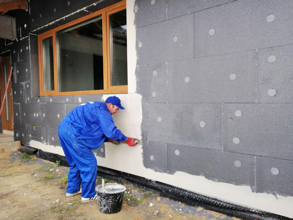 Naciągnięcie pierwszej warstwy kleju do siatki tynkarskiej