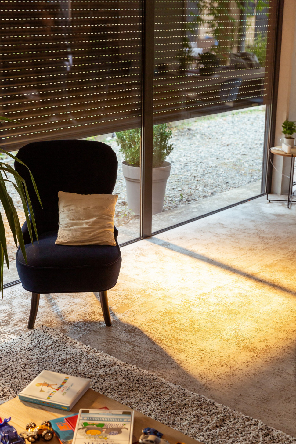 Podczas letnich upałów, za sprawą automatyki do osłon zewnętrznych możemy zaoszczędzić na klimatyzacji (fot. Somfy)