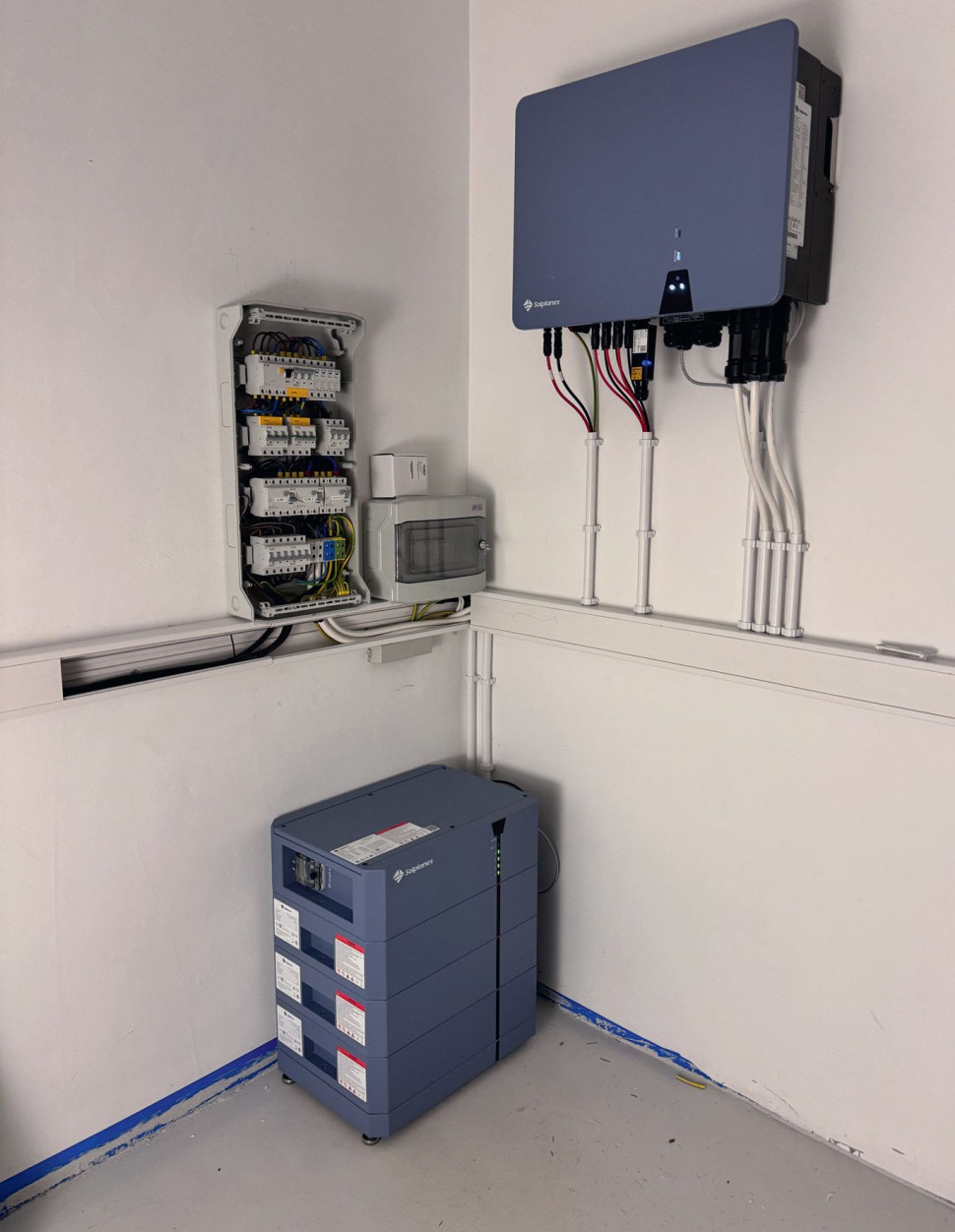 Ważnym elementem instalacji PV jest inwerter. Jego zadaniem jest przetwarzanie prądu stałego na przemienny, którym zasilane są domowe urządzenia elektryczne. Instalacja hybrydowa Solplanet wykonana przez firmę LemonEnergy.pl.