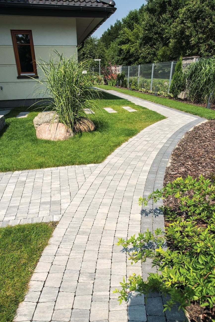 Chodnik przed domem z kostki