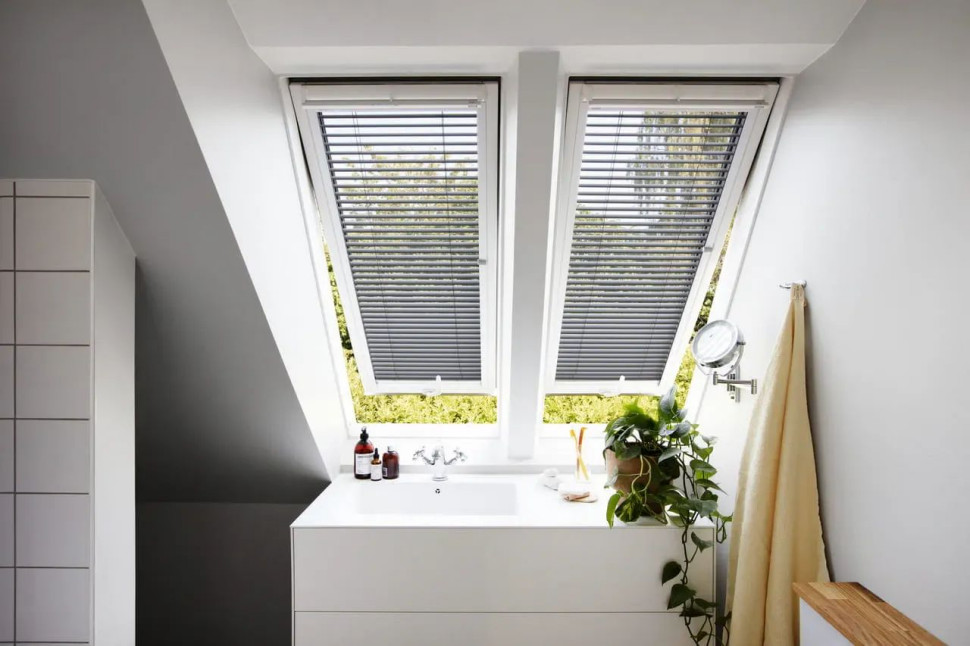 Okna dachowe wyposażone w żaluzje to gwarancja prywatności w łazience na poddaszu. fot. VELUX