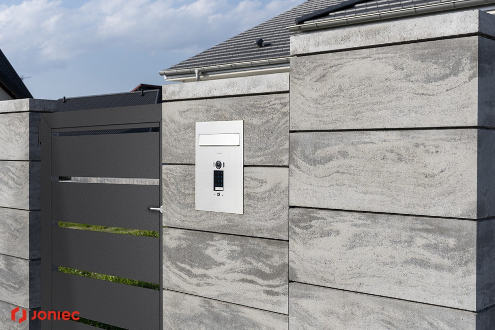 Domofon i skrzynkę na listy można zintegrować z ogrodzeniem, tworząc estetyczne i funkcjonalne rozwiązanie