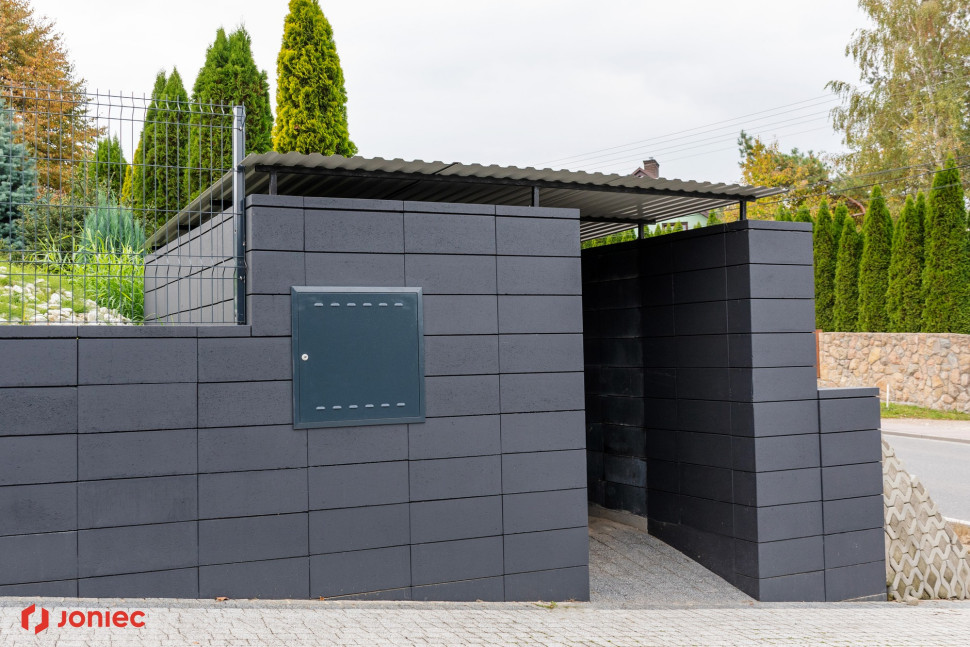 Wiata śmietnikowa zbudowana z bloczków ogrodzeniowych JONIEC®