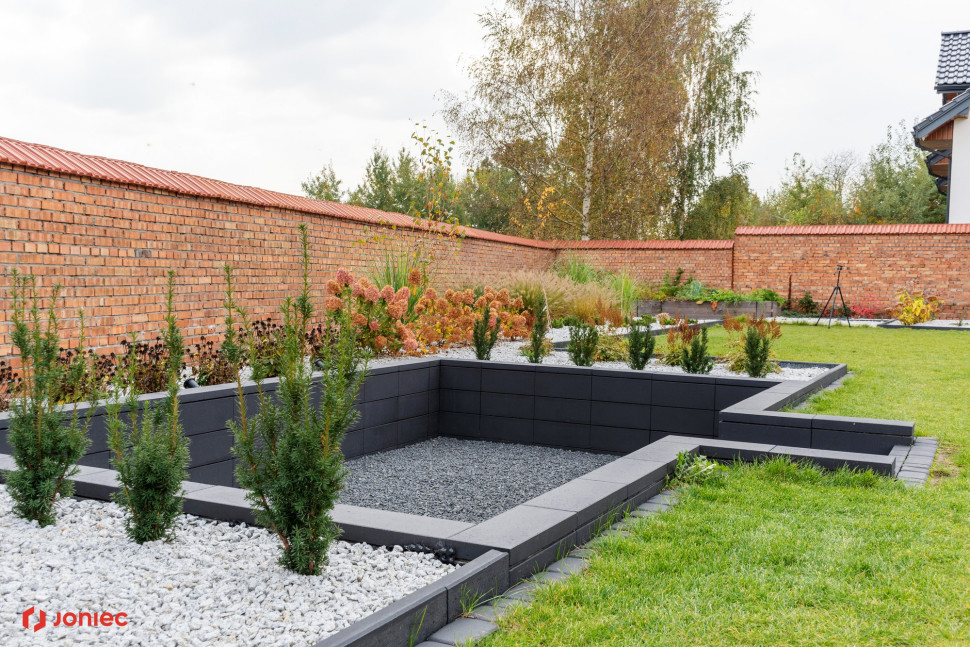 Bloczki ogrodzenioweJONIEC® znakomicie sprawdzają się jako niewysokie murki, siedziska albo donice