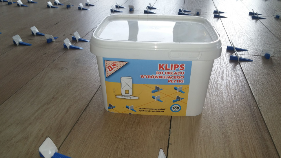 Pudełko klipsów do układu wyrównującego płytki