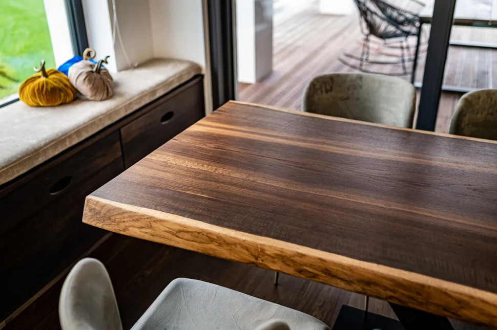Stół z jednego kawałka drewna, niezależnie od formy, czy to tradycyjnej, czy nowoczesnej, zawsze zachwyca swoją wytwornością