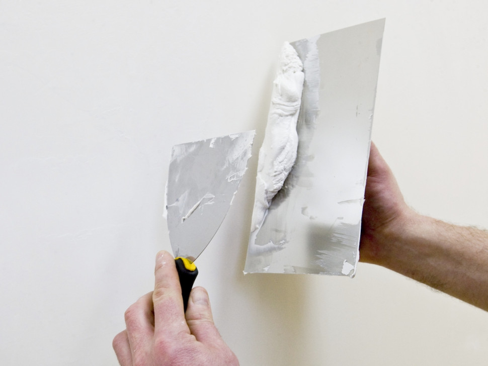 naprawa pęknięć ścian nakładanie zaprawy
