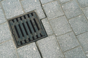 Ulewny deszcz zagraża fundamentom. Kanalizacja może zatrzymać kosztowne szkody