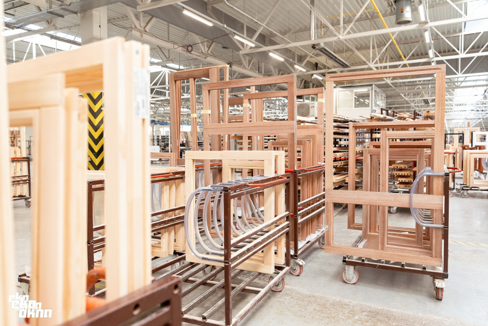 Produkcja okien drewnianych w zakładzie Eko-Okna S.A.