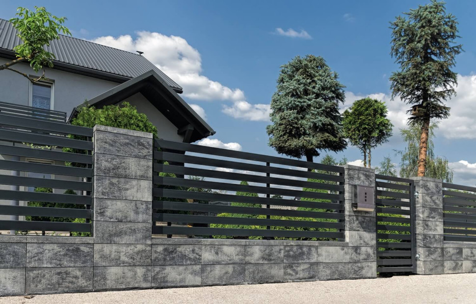 szare ogrodzenie joniec