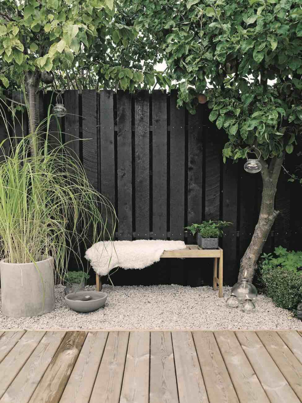 czarny kolor ogrodzenie drewniane