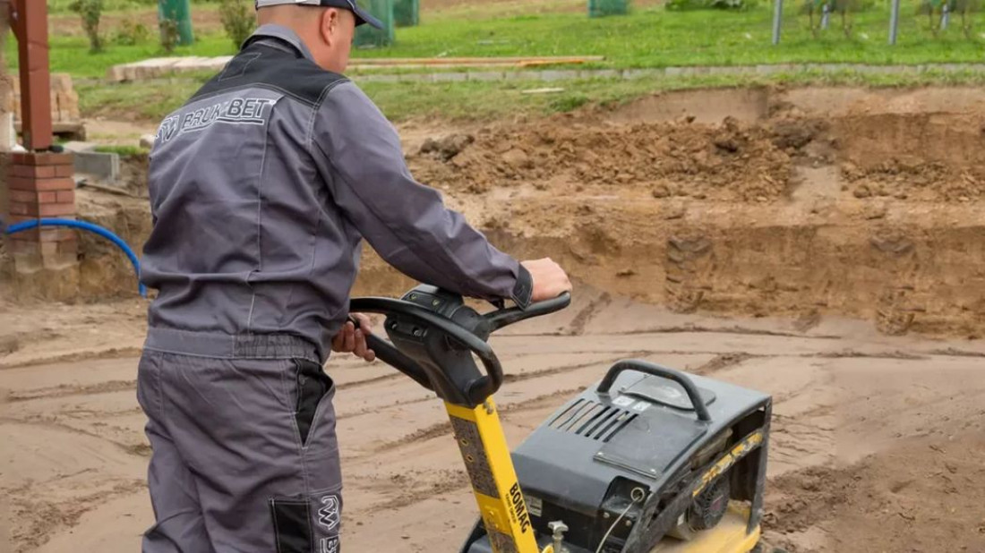 Jak wykonać podbudowę pod kostkę brukową?