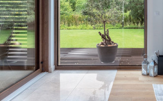 Jakie są trendy w kolorystyce stolarki drewnianej?