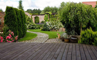 Drewno vs. kompozyt: który materiał lepszy na taras? Porównanie i opinie