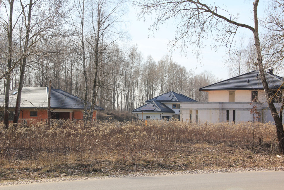 Działka między domami, a będzie zakaz budowy. (fot. J. Werner)