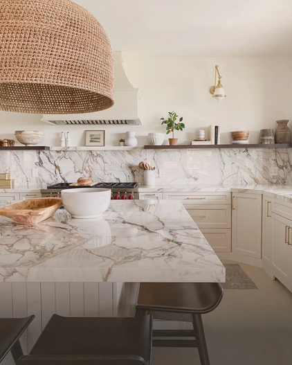 Blat wykonany z Neolithu zapewnia wysoką odporność na zarysowania, uderzenia oraz działanie wysokich temperatur.