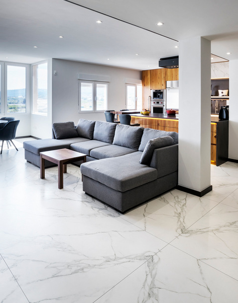 W korytarzach i holach spiek kwarcowy doskonale sprawdza się jako materiał wykończeniowy podłóg – są to bowiem przestrzenie szczególnie narażone na intensywne użytkowanie, zabrudzenia i ścieranie.