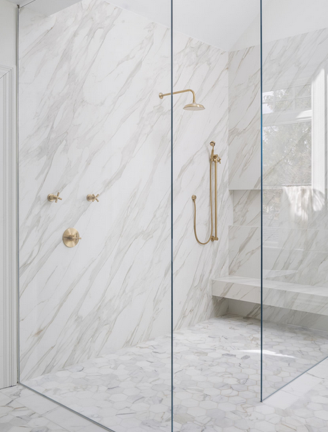 Neolith świetnie sprawdza się w łazience, ponieważ wykazuje wysoką odporność na wilgoć oraz działanie detergentów.