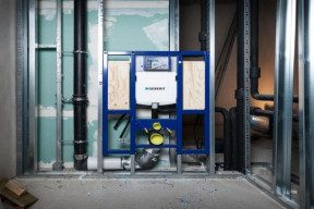 Jak podłączyć wodę do stelaża WC? O tym trzeba pomyśleć przed zabudową