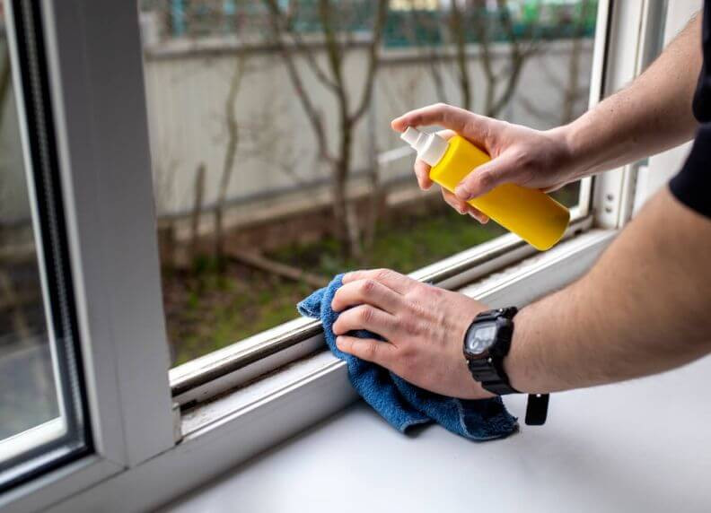 Czyszczenie to podstawa – pył, kurz, tłuszcz potrafią zalegać w szczelinach i mechanizmach.