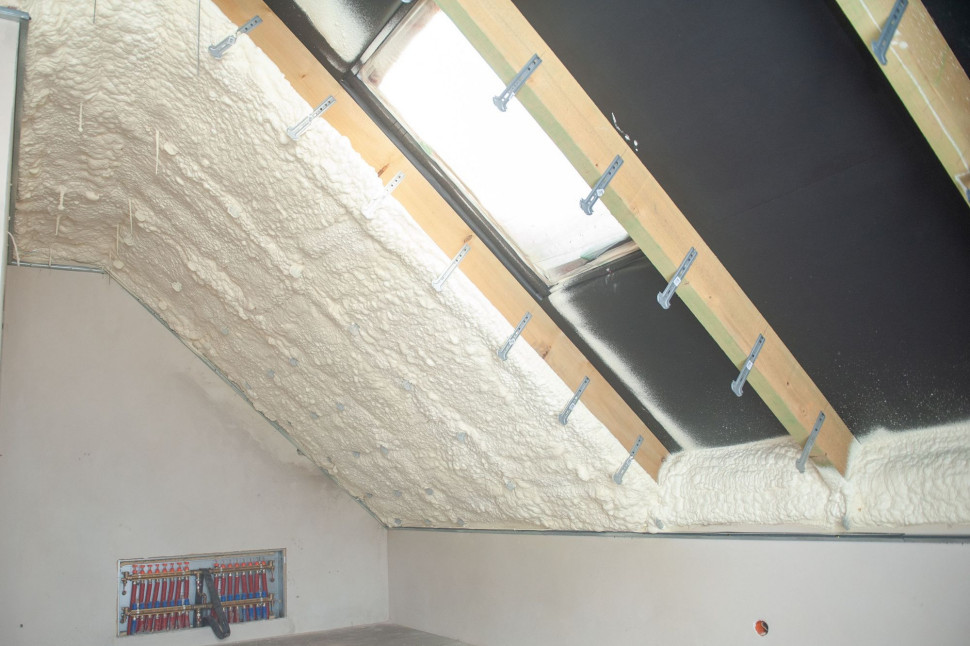 Piana PUR zwiększa swoją objętość i szczelnie wypełnia każdą szczelinę