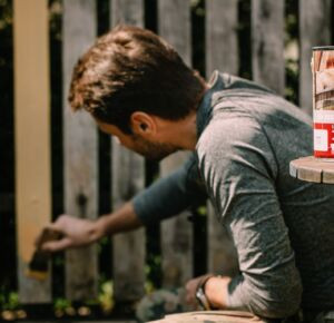 Krok 3: Aplikacja podkładu – jak malarz ogrodowy