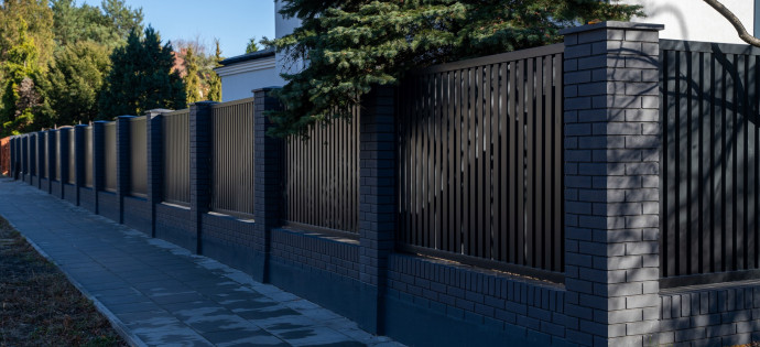 Jaki płot jest modny? Wybieramy nowoczesne ogrodzenie