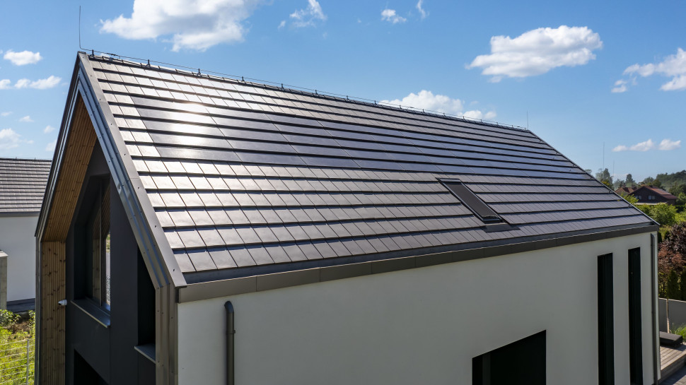 Panele fotowoltaiczne Wevolt X-tile wkomponowane w połać krytą dachówką Orea 9