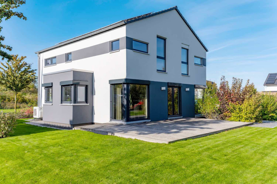 szaro-biała elewacja domu