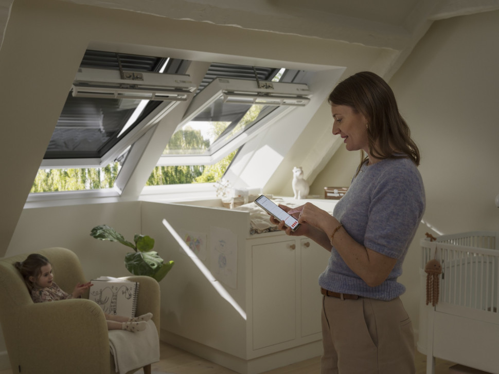 Okna dachowe i rolety sterowane elektrycznie można otwierać i zamykać za pomocą aplikacji w telefonie