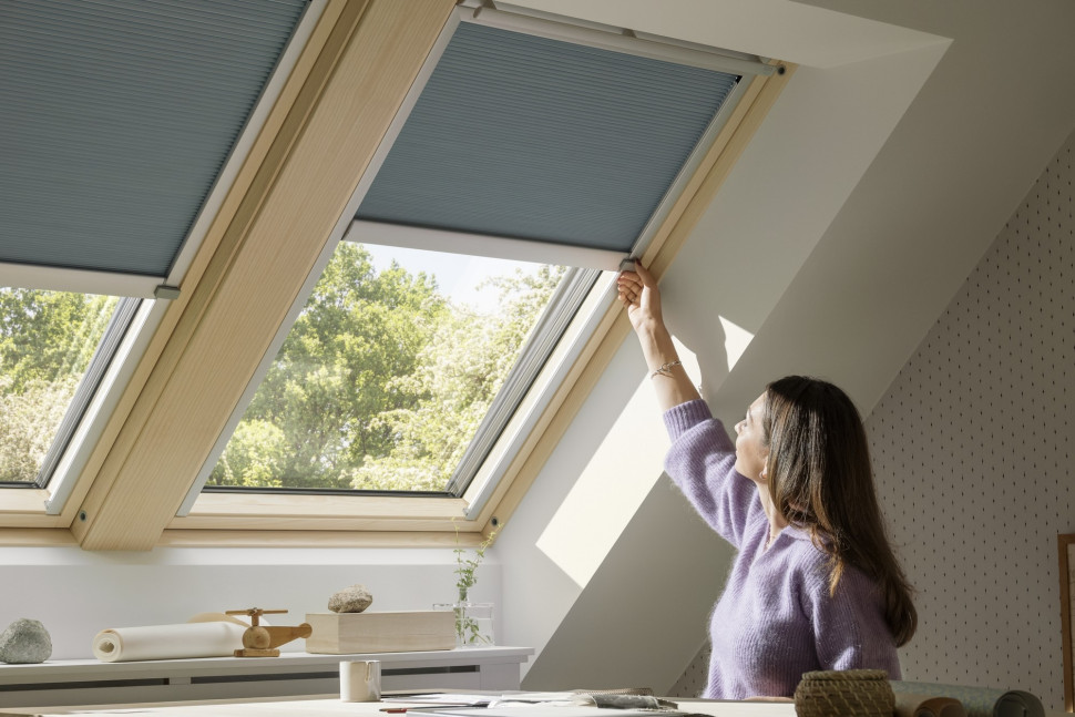 Wewnętrzna roleta zaciemniająca to doskonały wybór do sypialni. Gwarantuje zaciemnienie i spokojny sen.