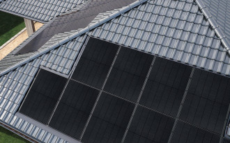 Pomysły na nowoczesny dach. 4 modne rozwiązania: dach biały, zielony, solarny i włóknowo-cementowy