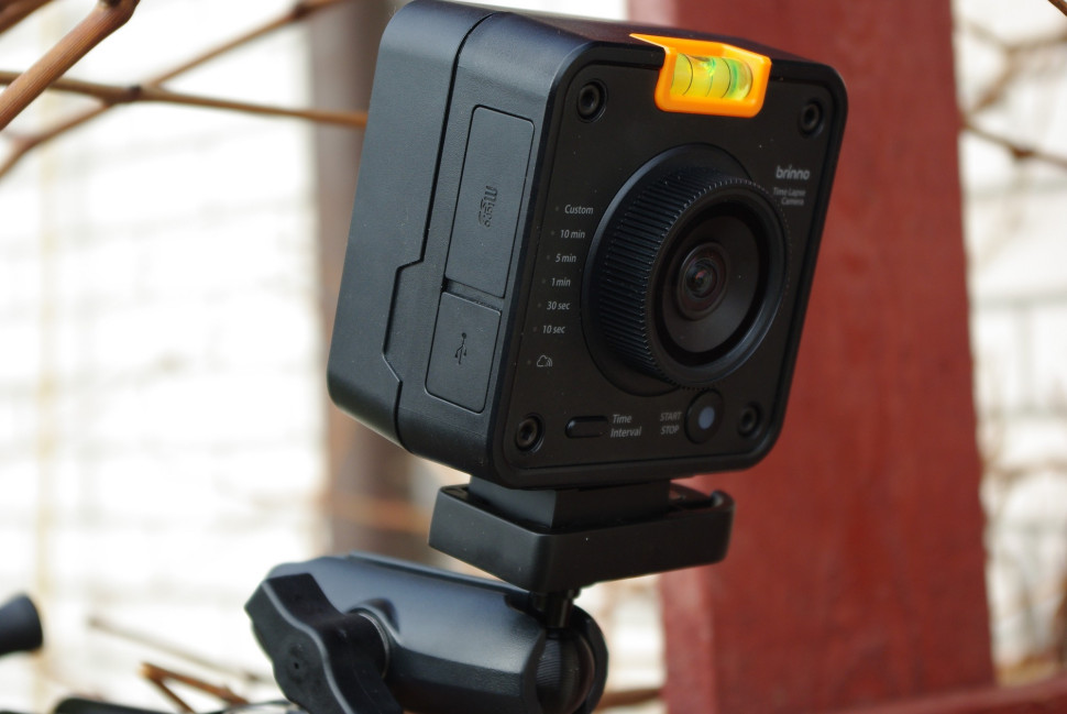 Do obsługi kamery możemy użyć przycisków na jej obudowie, sparować urządzenie z telefonem przez Bluetooth lub Wi-Fi lub połączyć je z komputerem.