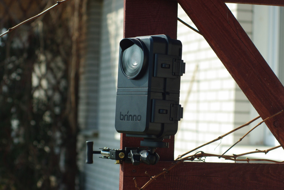 Jednym z najbardziej przydatnych akcesoriów jest regulowany uchwyt. Za jego pomocą umocujemy kamerę do słupa czy ściany i ustawimy kamerę w pożądany sposób.