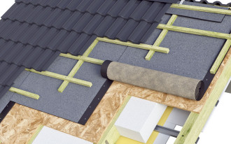 swissporBIKUTOP MEMBRANA jako warstwa wstępnego krycia dachu skośnego. Kiedy warto wybrać to niezawodne rozwiązanie?