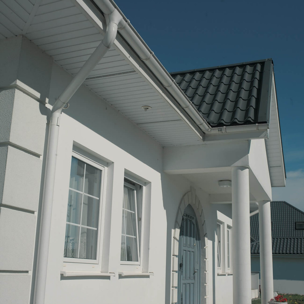 białe rynny i rury spustowe