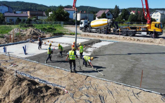 Płyta fundamentowa pod dom jednorodzinny - kiedy warto ją wybrać i jak wykonać?