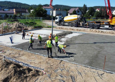 Płyta fundamentowa pod dom jednorodzinny - kiedy warto ją wybrać i jak wykonać?